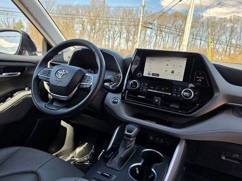 Used 2023 Toyota Highlander XLE AWD/4WD image 13