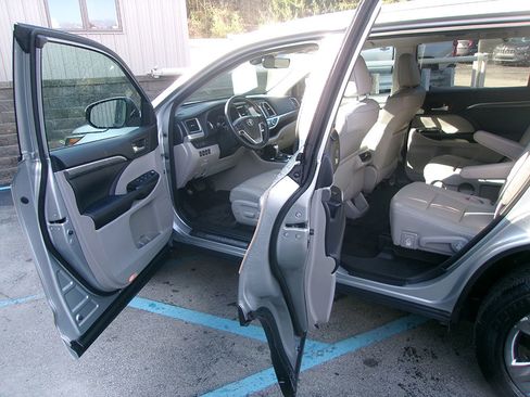 Used 2017 Toyota Highlander Limited Platinum w/ Carpet Mat Package AWD/4WD image 14