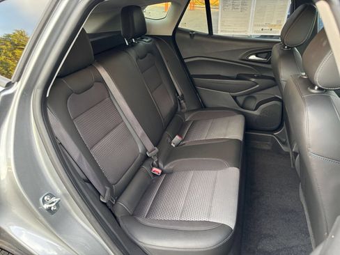 Used 2025 Chevrolet Trax LT FWD image 37