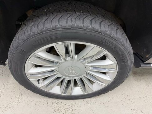 Used 2017 Cadillac Escalade Platinum image 4