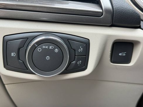 Used 2017 Ford Fusion SE w/ Fusion SE Technology Package FWD image 13