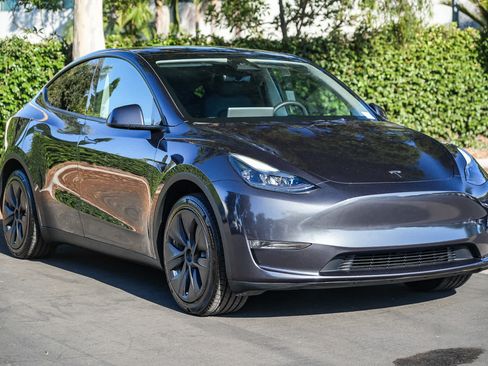 Used 2024 Tesla Model Y Long Range AWD/4WD image 5