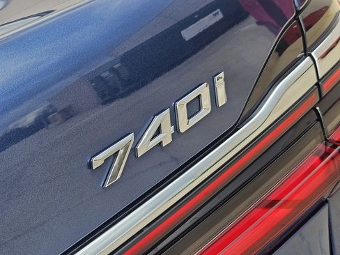 Used 2022 BMW 740i w/ Premium Package image 9