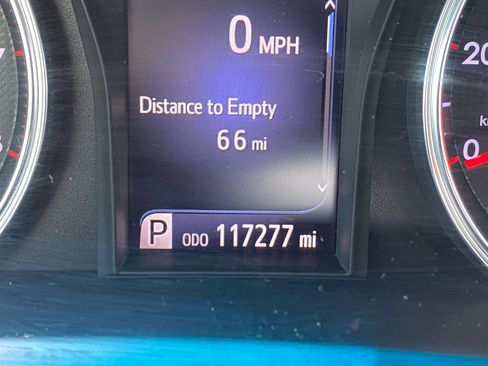 Used 2017 Toyota Camry SE image 12