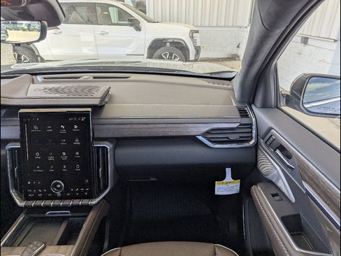 New 2026 GMC Acadia Denali Ultimate w/ LPO, Floor Liner Package AWD/4WD image 4