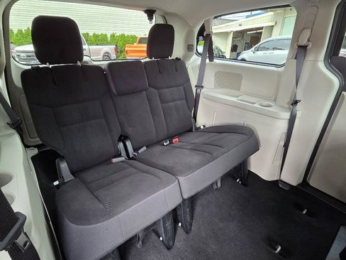 Used 2018 Dodge Grand Caravan SE w/ UConnect Hands-Free Group FWD image 17