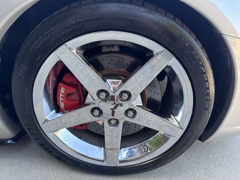 Used 2007 Chevrolet Corvette Coupe w/ Performance Package RWD image 24