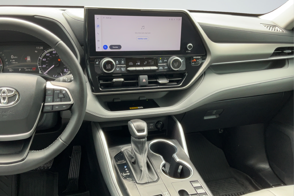 Used 2024 Toyota Highlander XLE FWD image 15