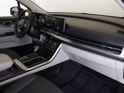 Used 2022 Kia Carnival LX FWD image 39