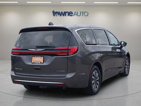 Used 2023 Chrysler Pacifica Touring-L image 5