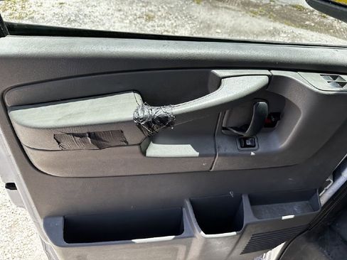 Used 2015 Chevrolet Express 2500 image 7