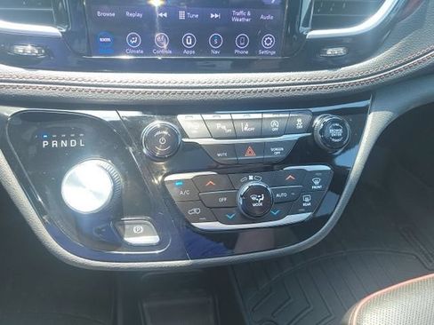 Used 2020 Chrysler Pacifica Limited FWD image 18