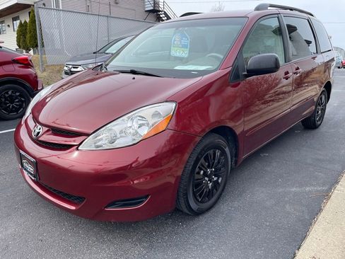 Used 2010 Toyota Sienna LE FWD image 4