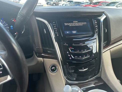 Used 2017 Cadillac Escalade Luxury RWD image 7
