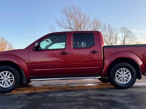 Used 2018 Nissan Frontier SV image 2