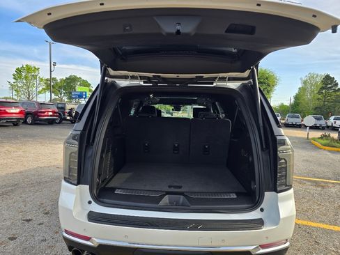 Used 2025 Chevrolet Suburban Premier image 19
