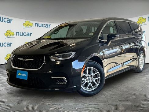 Used 2023 Chrysler Pacifica Touring-L image 3