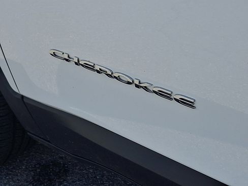 Used 2018 Jeep Cherokee Limited AWD/4WD image 33