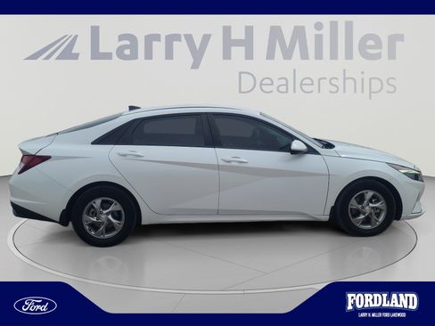 Used 2022 Hyundai Elantra SE FWD image 6