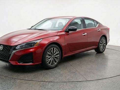 Used 2025 Nissan Altima 2.5 SV image 3