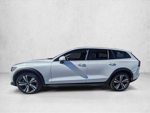 Used 2023 Volvo V60 B5 Cross Country Plus image 2