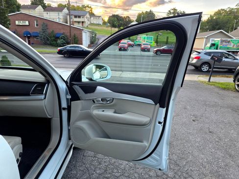 Used 2018 Volvo XC90 T6 Momentum w/ Convenience Package image 17
