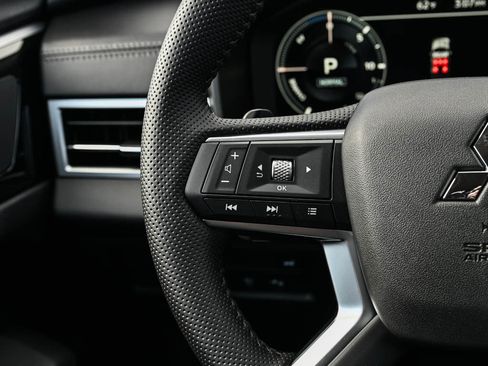 New 2025 Mitsubishi Outlander SE image 21