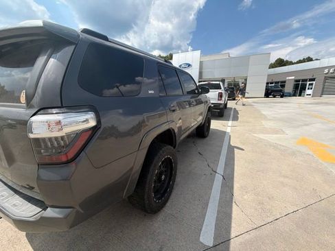 Used 2020 Toyota 4Runner SR5 AWD/4WD image 5