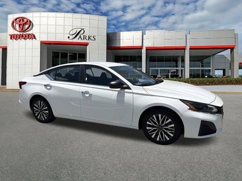 Used 2025 Nissan Altima 2.5 SV FWD image 1