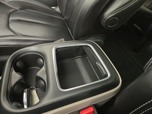Certified 2024 Chrysler Pacifica Touring-L FWD image 28