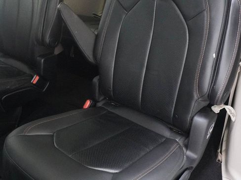 Used 2019 Chrysler Pacifica Touring-L Plus FWD image 5