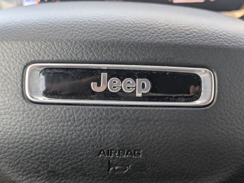 Used 2025 Jeep Grand Cherokee Altitude image 33