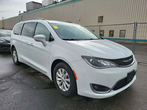 Used 2017 Chrysler Pacifica Touring-L image 1