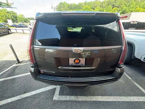 Used 2015 Cadillac Escalade Luxury RWD image 5