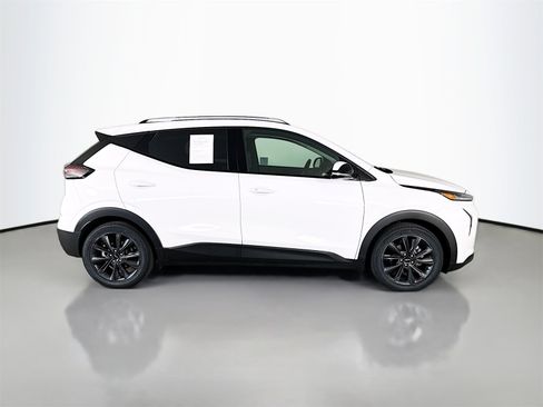 Used 2022 Chevrolet Bolt EUV LT w/ Convenience Package image 8