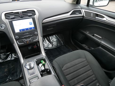 Used 2020 Ford Fusion SE image 11