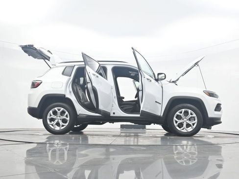 Used 2024 Jeep Compass Latitude AWD/4WD image 43