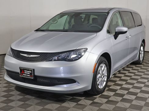 Used 2023 Chrysler Voyager LX FWD image 6
