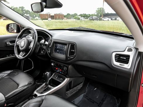 Used 2017 Jeep Compass Latitude w/ Popular Equipment Group FWD image 11