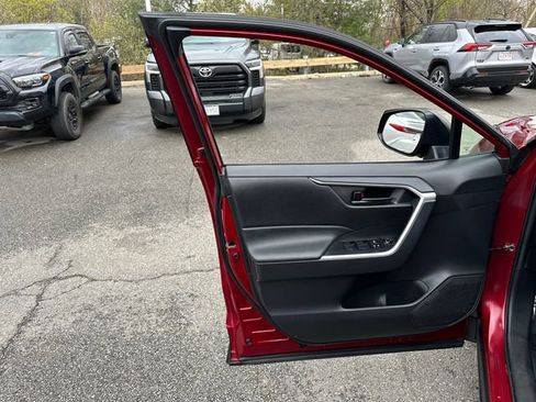 Used 2020 Toyota RAV4 LE w/ All Weather Liner Package AWD/4WD image 28