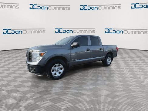 Used 2018 Nissan Titan S image 5