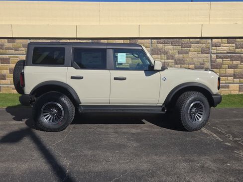 New 2026 Ford Bronco Outer Banks w/ Sasquatch Package image 2