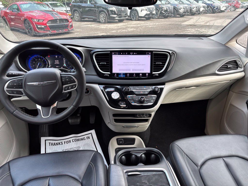 Used 2024 Chrysler Pacifica Touring-L FWD image 16