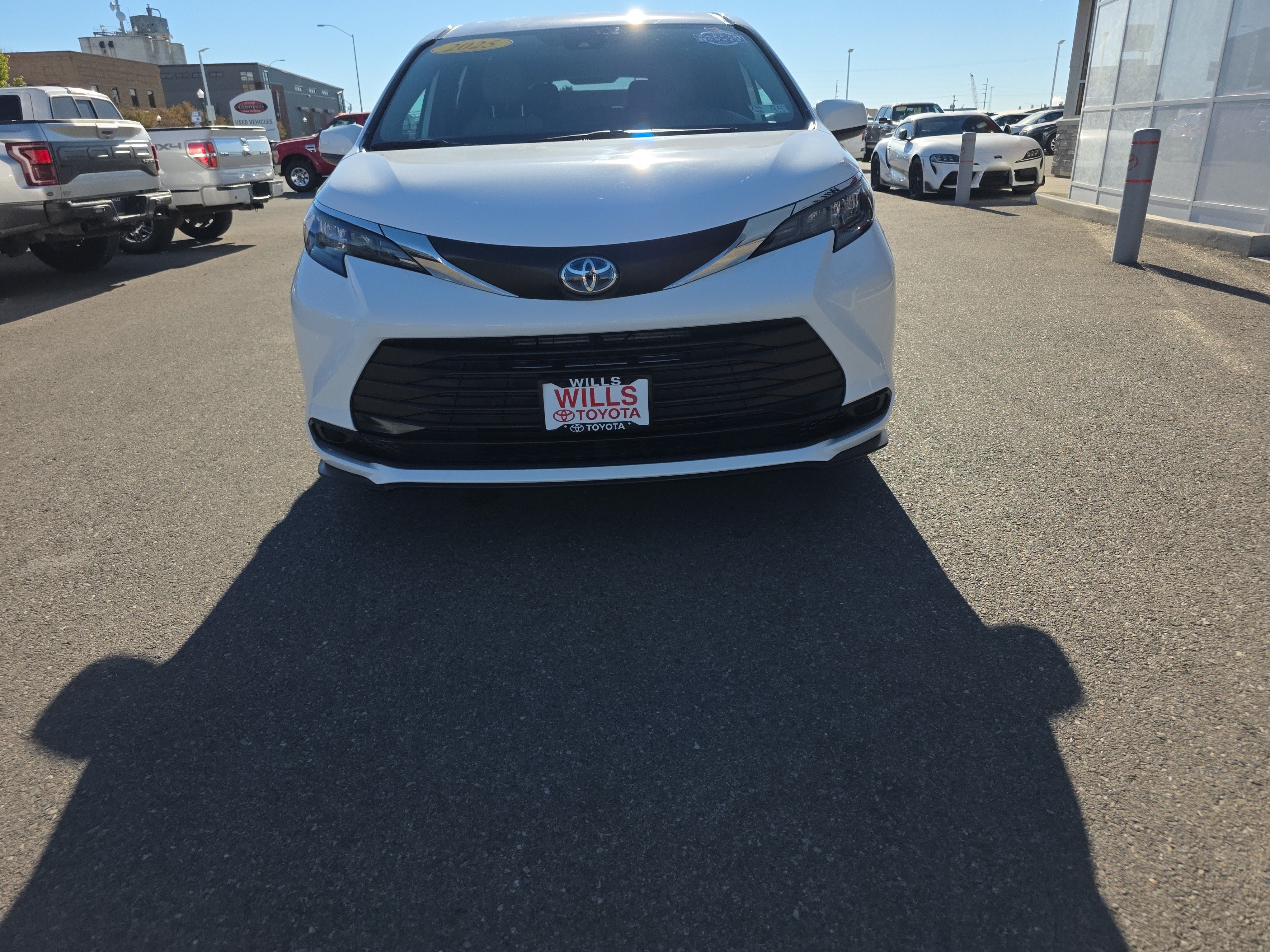 Used 2025 Toyota Sienna LE AWD/4WD image 5