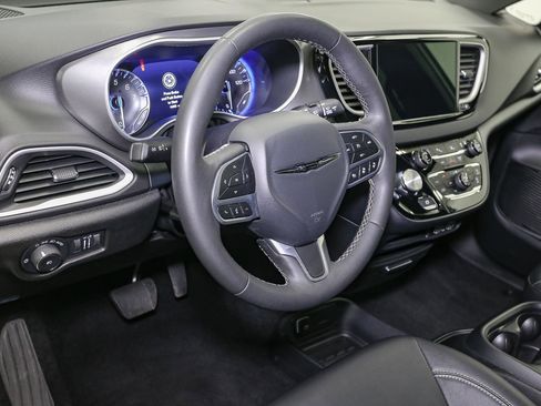 Used 2025 Chrysler Pacifica Select image 24