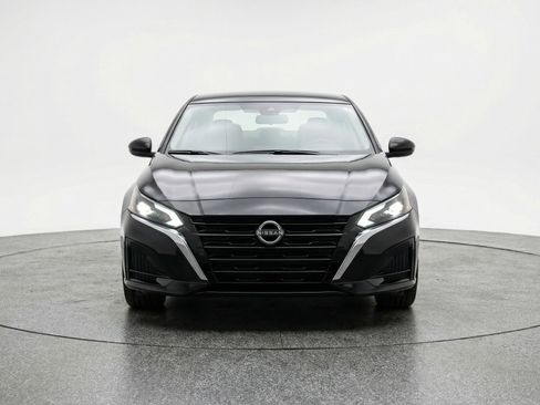 Used 2025 Nissan Altima 2.5 SV FWD image 2