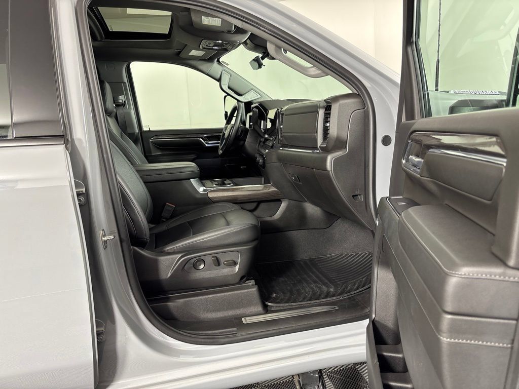 Used 2024 Chevrolet Silverado 2500 LTZ w/ LTZ Plus Package AWD/4WD image 7