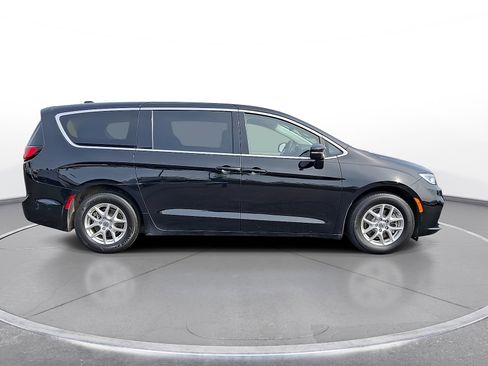 Used 2024 Chrysler Pacifica Touring-L FWD image 9