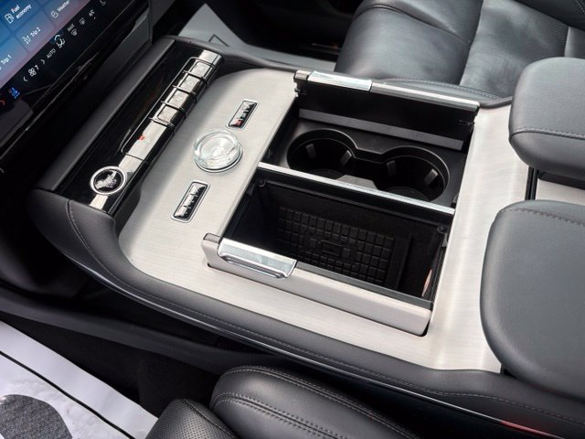 Used 2025 Lincoln Navigator Reserve AWD/4WD image 21
