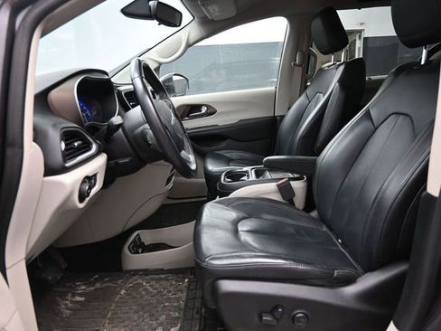 Used 2018 Chrysler Pacifica Touring-L image 14